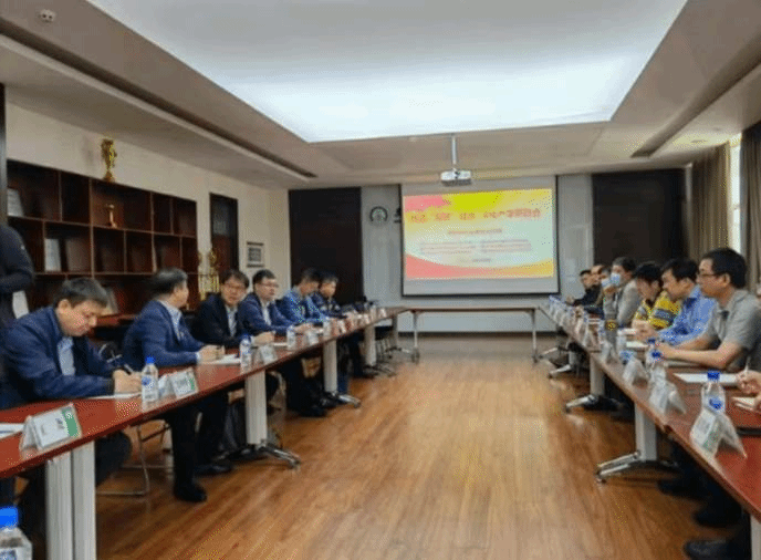 会议室里的人们描述已自动生成 会议室里的人们描述已自动生成