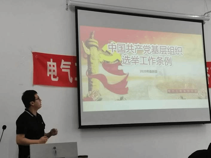 男人在电视前中度可信度描述已自动生成 男人在电视前中度可信度描述已自动生成